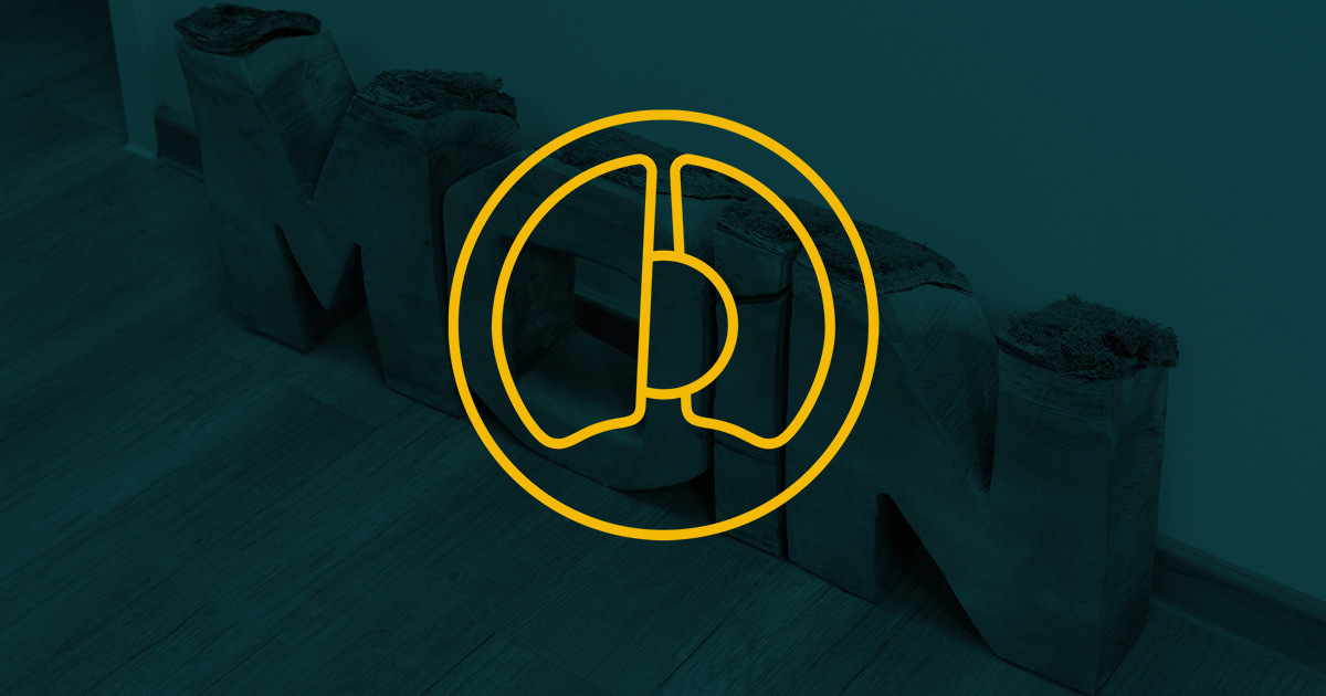 Abgedunkeltes Foto aus dem Wartebereich der Ärzte mit darüber gelegtem Logo